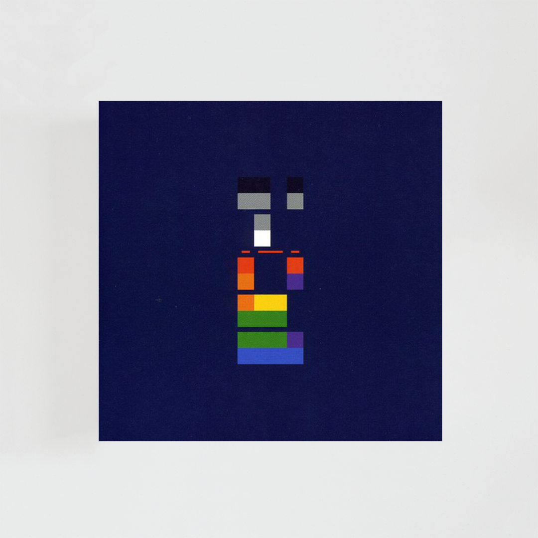 Portada del álbum X&Y de Coldplay con fondo azul oscuro y una cuadrícula formada por bloques rectangulares de colores vivos, entre ellos rojo, naranja, amarillo, verde, azul, morado, negro y gris. Los bloques crean un patrón geométrico inspirado en el código Baudot, con un diseño minimalista y ordenado que ocupa casi toda la superficie de la portada. No aparecen fotografías ni ilustraciones, solo la composición abstracta de formas y colores.